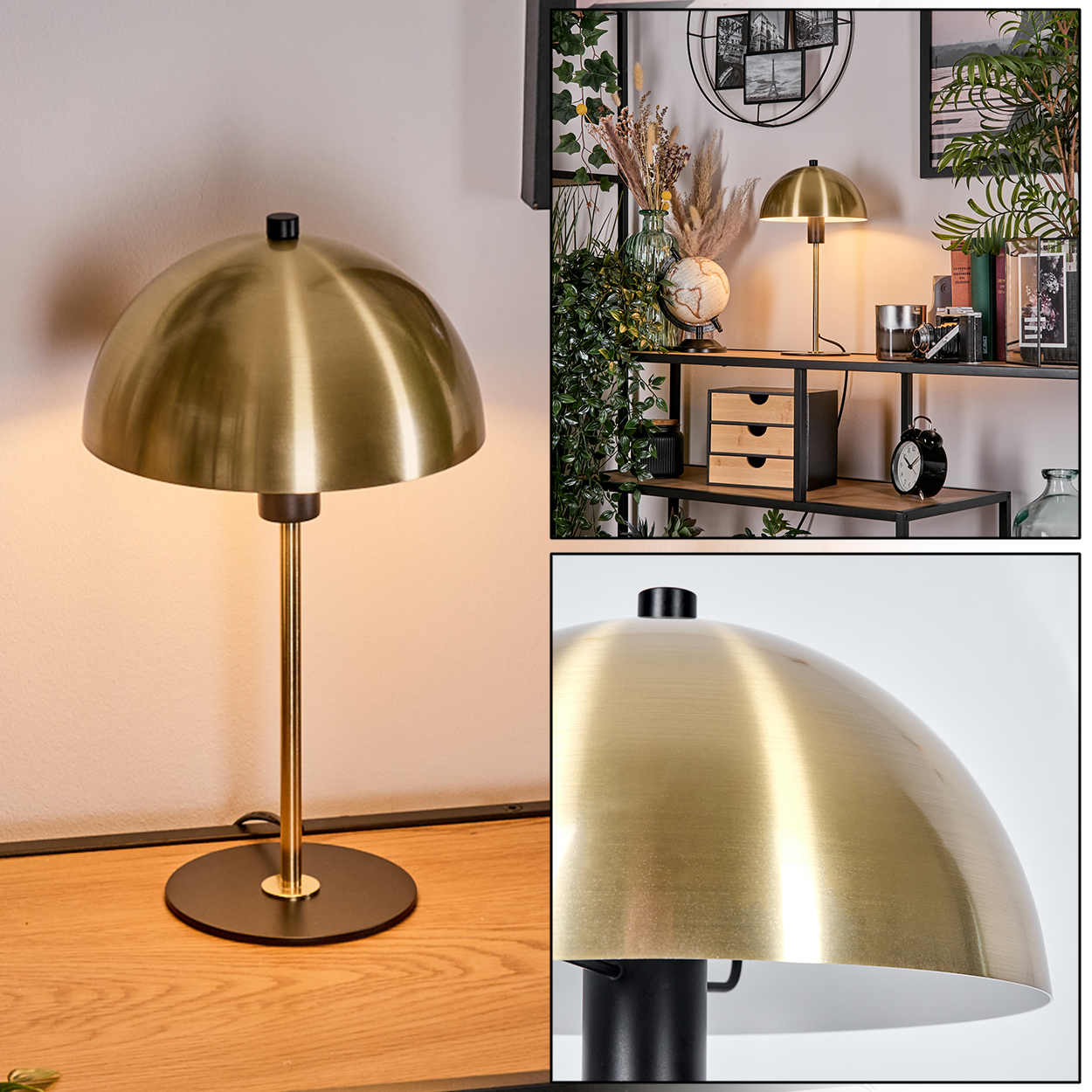 Eine messingfarbene Schreibtischlampe mit einem Schirm steht auf einem Holztisch. Im Hintergrund ein Regal mit Dekorationsartikeln.