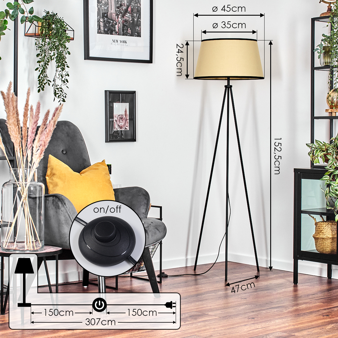 Ein Raum mit einem grauen Sessel, einer Stehlampe und dekorativen Pflanzen. Die Lampe hat einen beigen Schirm und schwarze Beine.