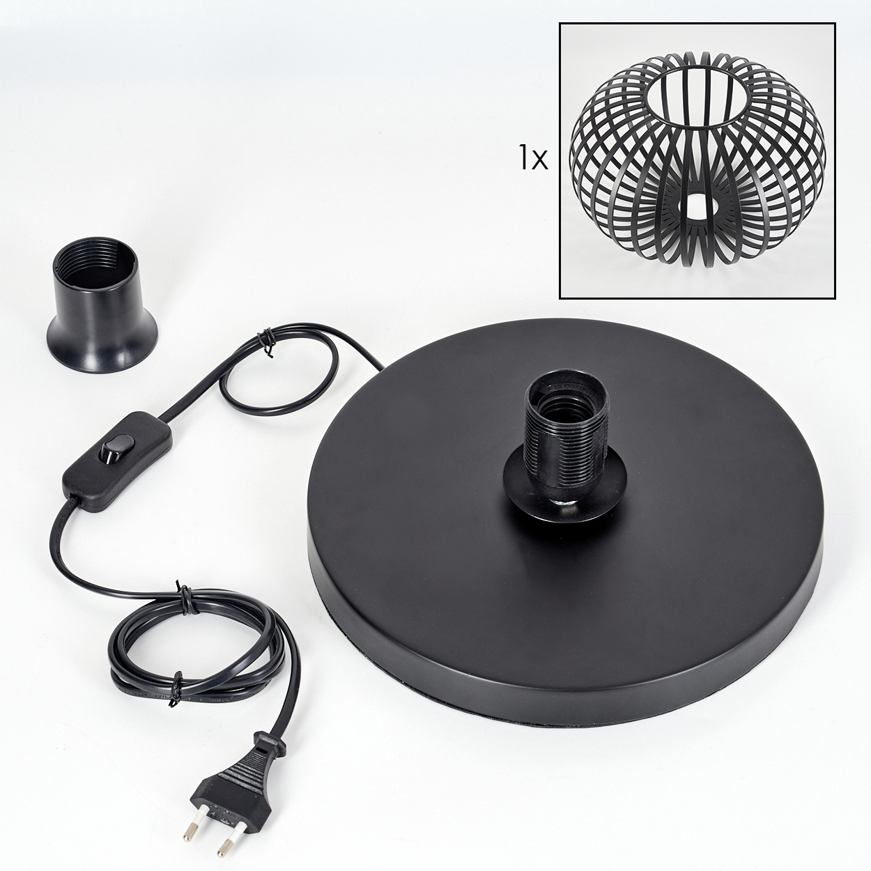 Schwarze Lampenteile auf weißer Oberfläche: Sockel, Fassung, Schalter, Kabel, Stecker und Lampenschirm.