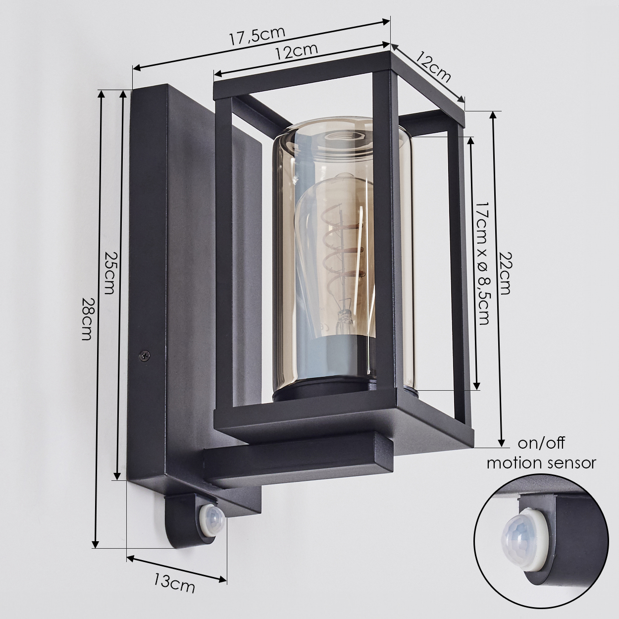 Schwarze Außenwandleuchte mit Bewegungsmelder, Glasschirm und Metallrahmen. Maße sind in Zentimetern angegeben.