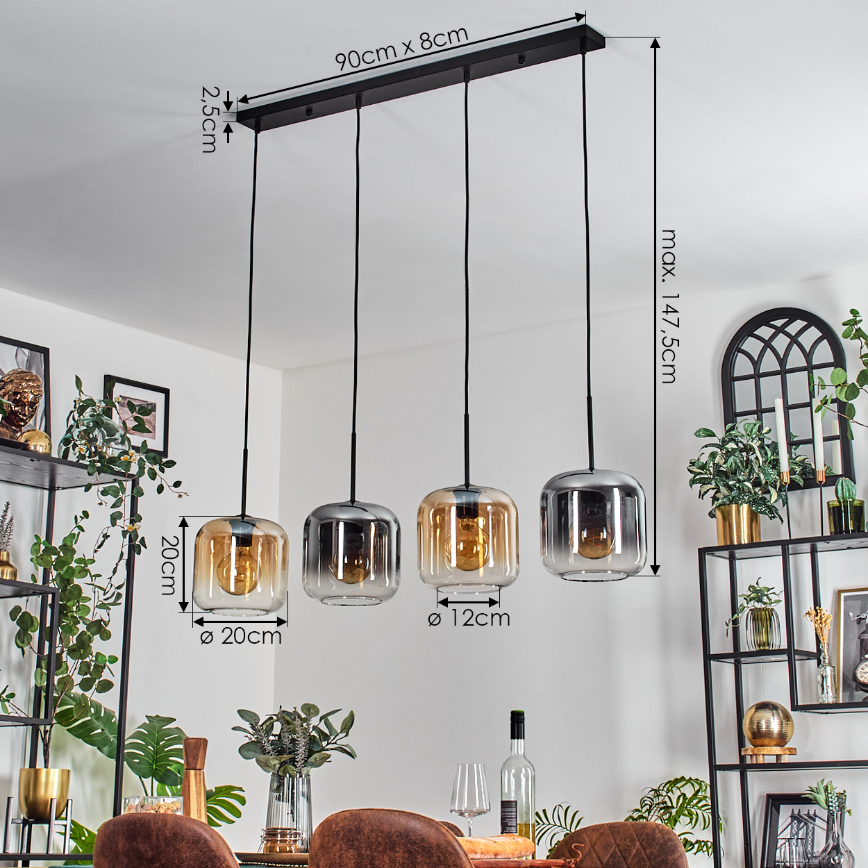Vier Pendelleuchten mit Glasschirmen hängen über einem Esstisch. Abmessungen sind angegeben. Der Hintergrund zeigt ein Esszimmer mit Dekor.