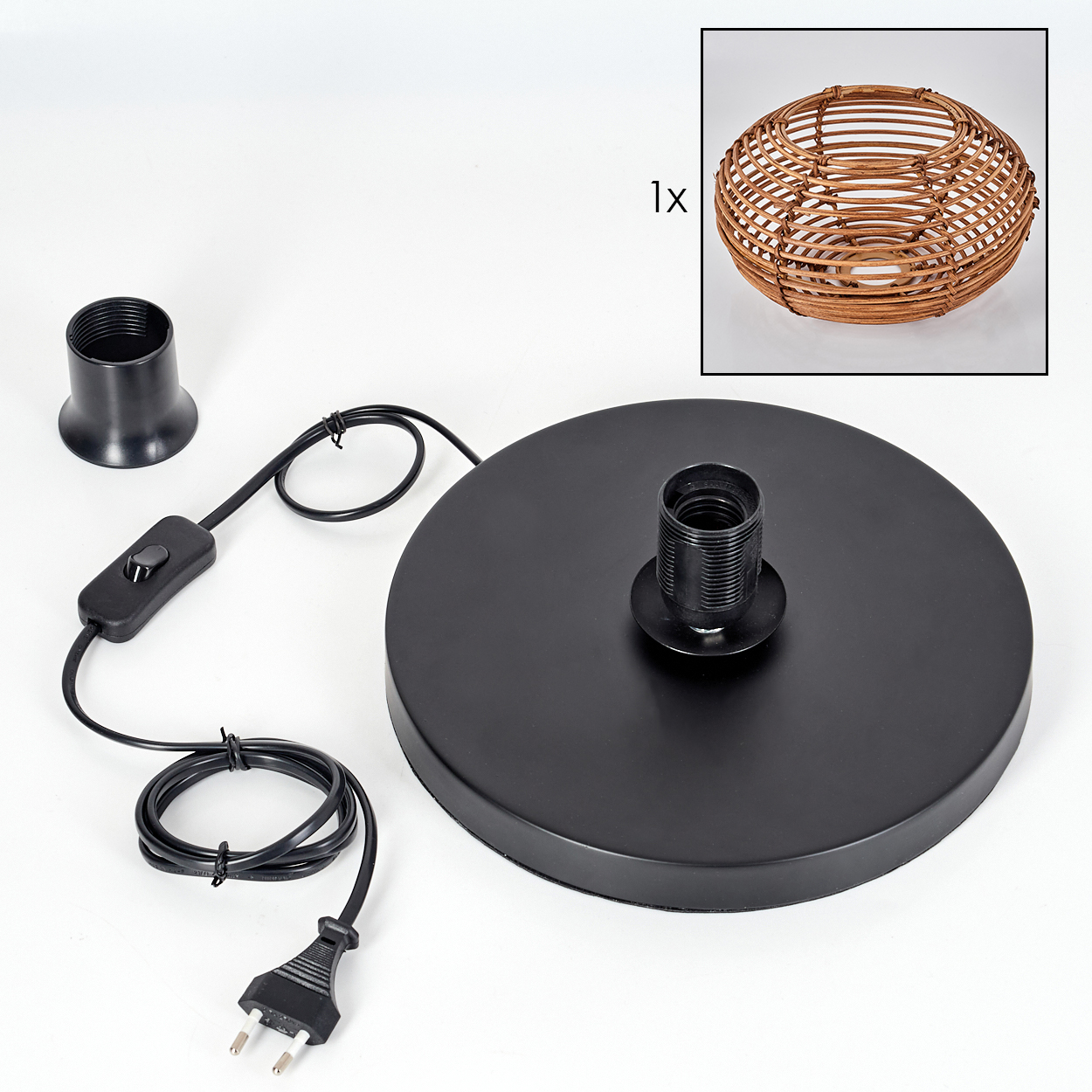 Schwarzer Lampensockel mit Fassung, Schalter und Stecker. Ein gewebter Lampenschirm befindet sich oben rechts.