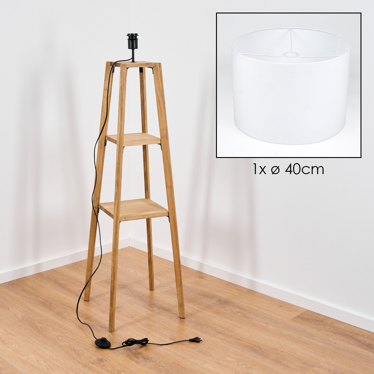 Holzlampe mit drei Regalen, einem weißen Lampenschirm in einer Box und einem schwarzen Kabel mit Schalter und Stecker. Der Boden ist aus Holz.