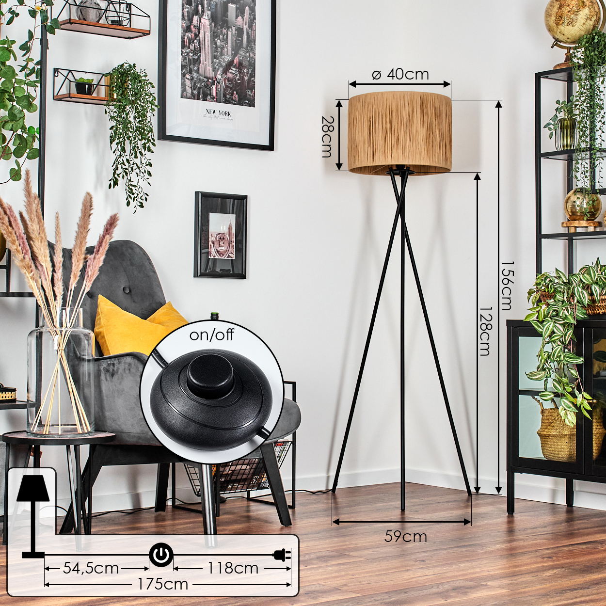 Ein Raum mit Lampe, Sessel und Regalen. Abmessungen für die Lampe sind angegeben. Ein Netzschalter ist sichtbar.