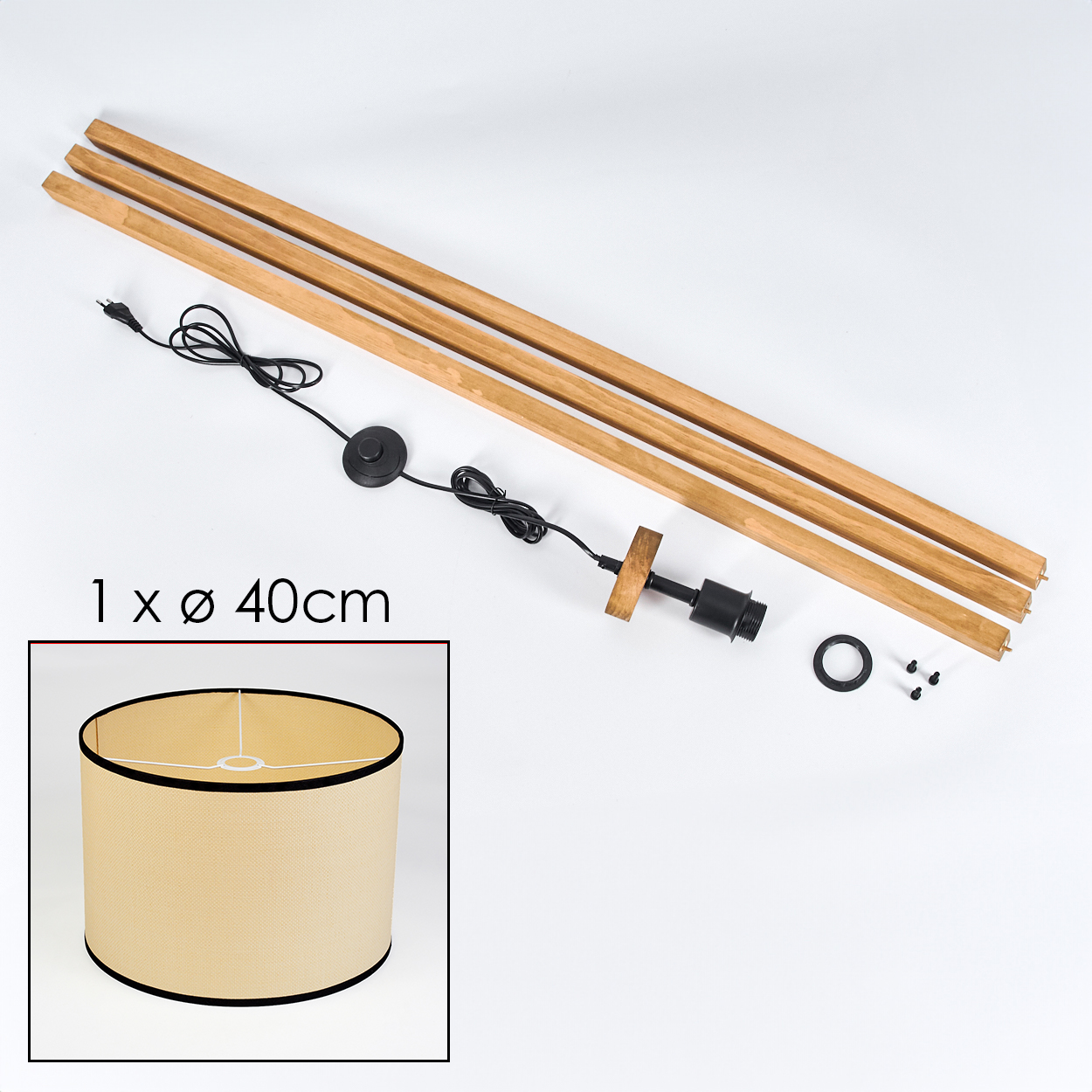 Zerlegte Lampenteile auf Weiß. Enthält Holzbalken, beigen Lampenschirm, Netzkabel, Lampenfassung und kleine Schrauben.