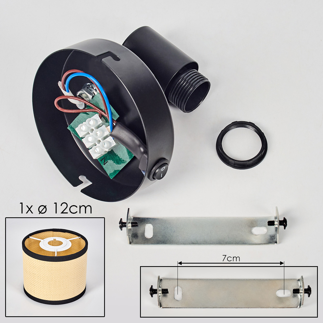 Schwarze Lampenteile: eine Halterung, ein Ring, elektrische Komponenten, ein Lampenschirm und ein zylindrisches Teil, alles auf weißem Hintergrund.