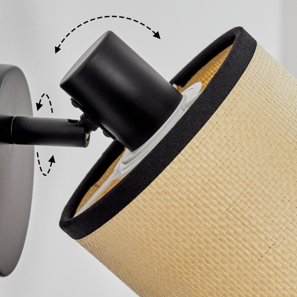 Eine schwarze Lampe mit gewebtem Schirm, schwarzem Rand und verstellbarem Arm vor weißem Hintergrund. Pfeile zeigen die Bewegung an.