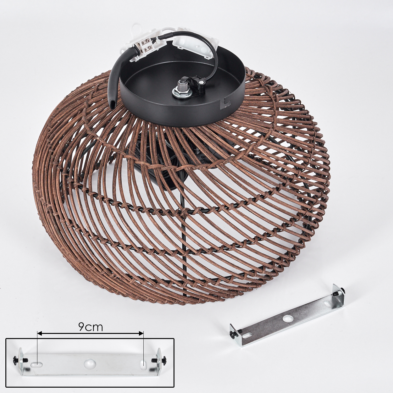 Ein brauner, gewebter Lampenschirm mit schwarzem Oberteil und Metallbügel. Eine 9 cm Halterung ist unter der Lampe abgebildet.