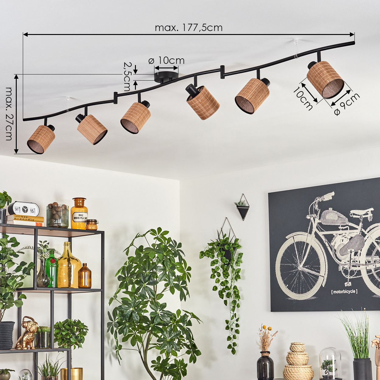 Eine Deckenleuchte mit sieben gewebten Lampenschirmen. Im Hintergrund sind Pflanzen, Dekorationen und ein Motorrad-Kunstwerk zu sehen.