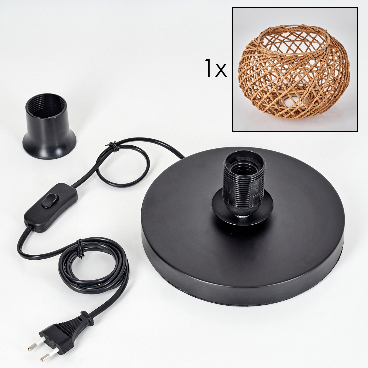 Komponenten einer Lampe: schwarzer Sockel, Fassung, Schalter, Stecker und ein gewebter Lampenschirm. Alles auf weißem Untergrund.
