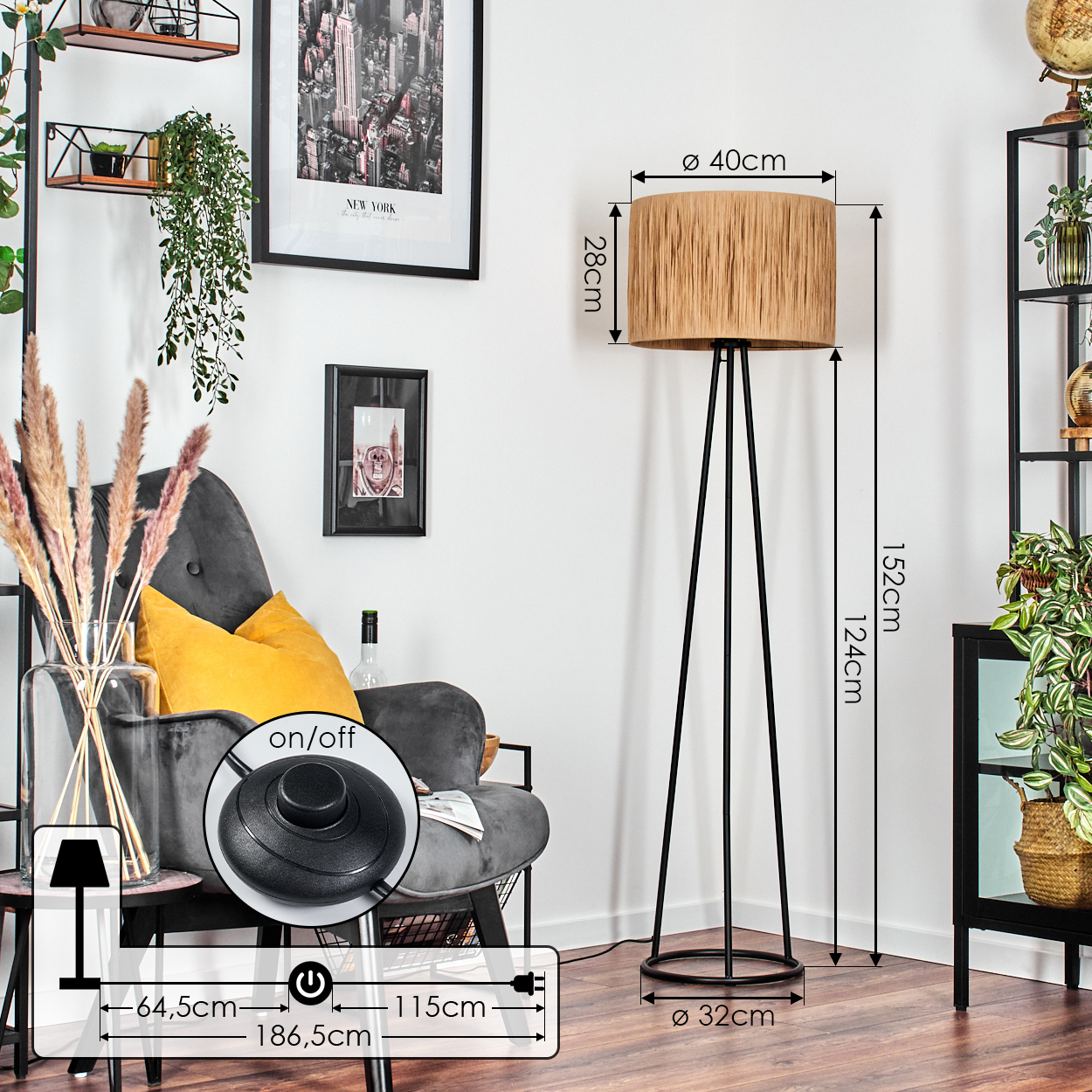 Eine Stehlampe mit beigem Schirm und schwarzen Beinen. Ein grauer Sessel, Kunstwerke und Regale sind ebenfalls sichtbar.