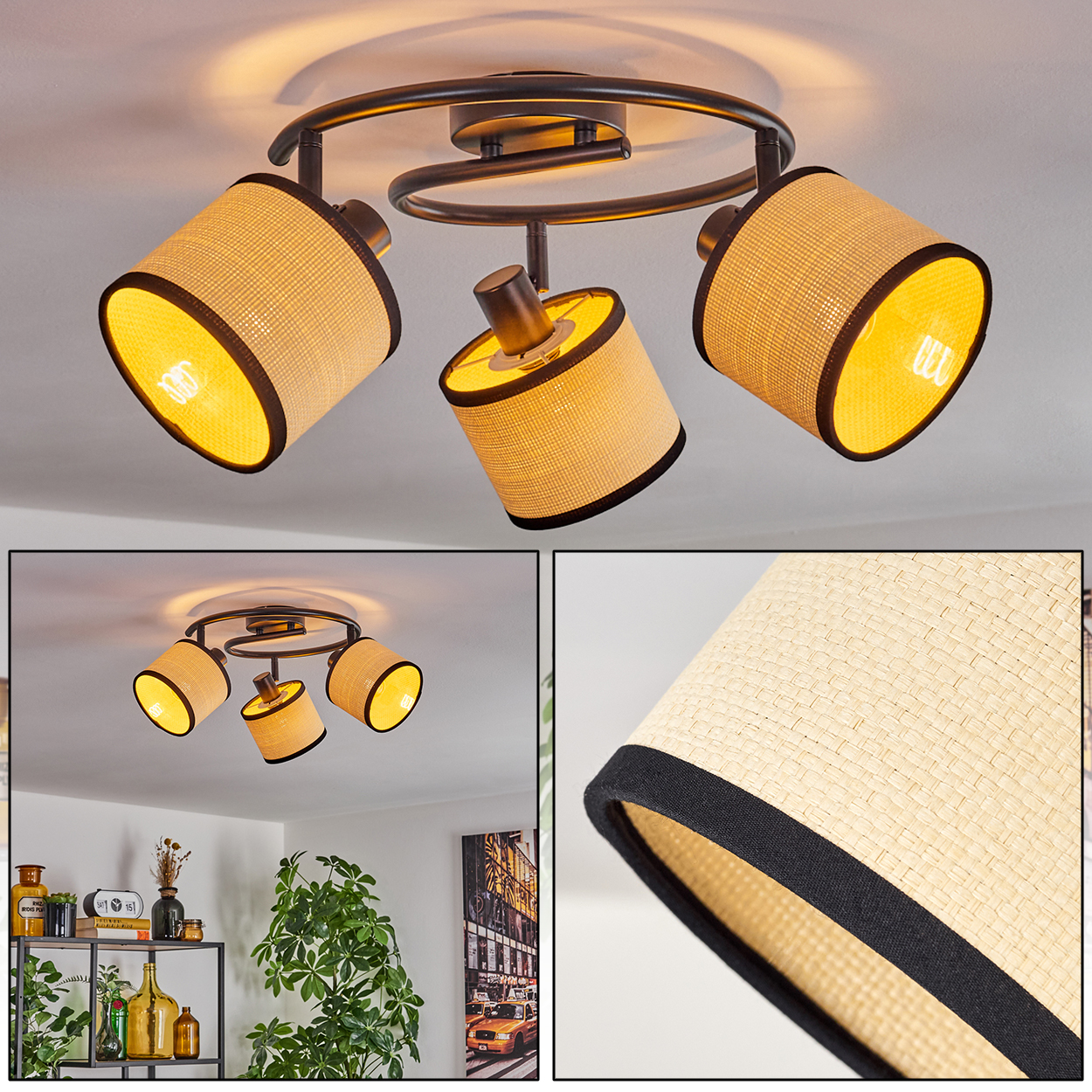 Eine Deckenlampe mit drei verstellbaren Rattanschirmen. Die Schirme haben schwarze Ränder. Im Hintergrund ist ein Raum mit Pflanzen und Kunst zu sehen.