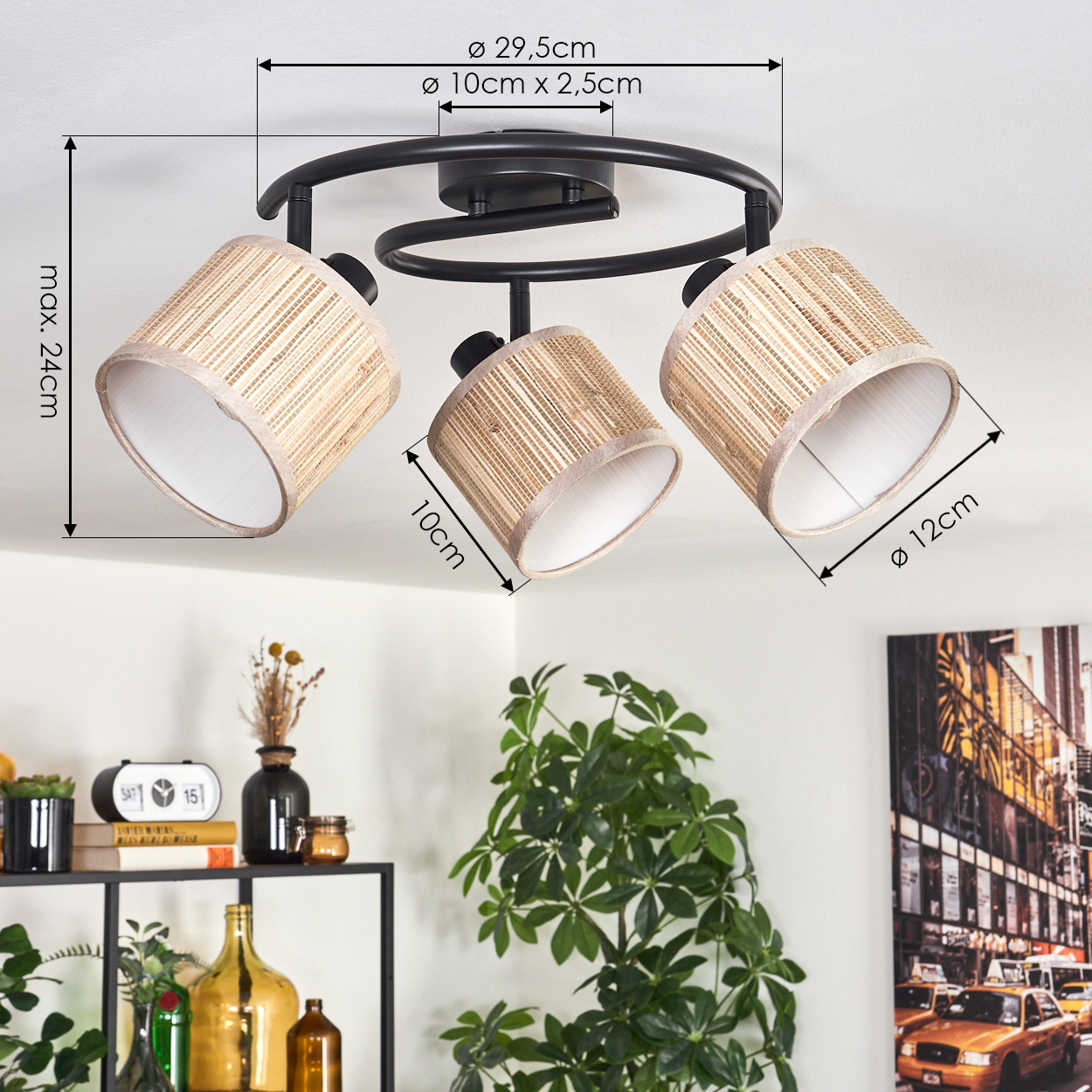 Deckenlampe mit drei Lampenschirmen. Ein Regal mit Dekorationen und eine Pflanze im Vordergrund. Ein Poster mit gelben Taxis im Hintergrund.