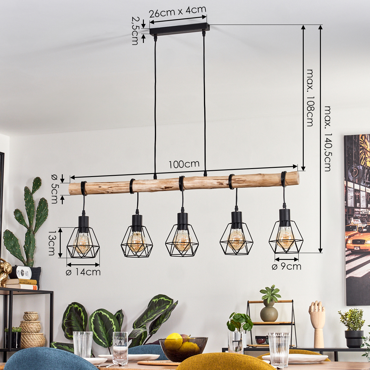 Ein Kronleuchter aus Holzbalken mit fünf schwarzen geometrischen Lampen hängt über einem Esstisch mit Pflanzen und einem Gemälde.