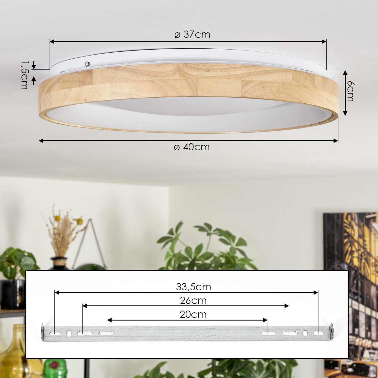 Eine Deckenlampe aus Holz und Weiß mit Maßen. Ein Metallstab mit Maßen ist ebenfalls im Bild. Im Hintergrund sind Pflanzen zu sehen.