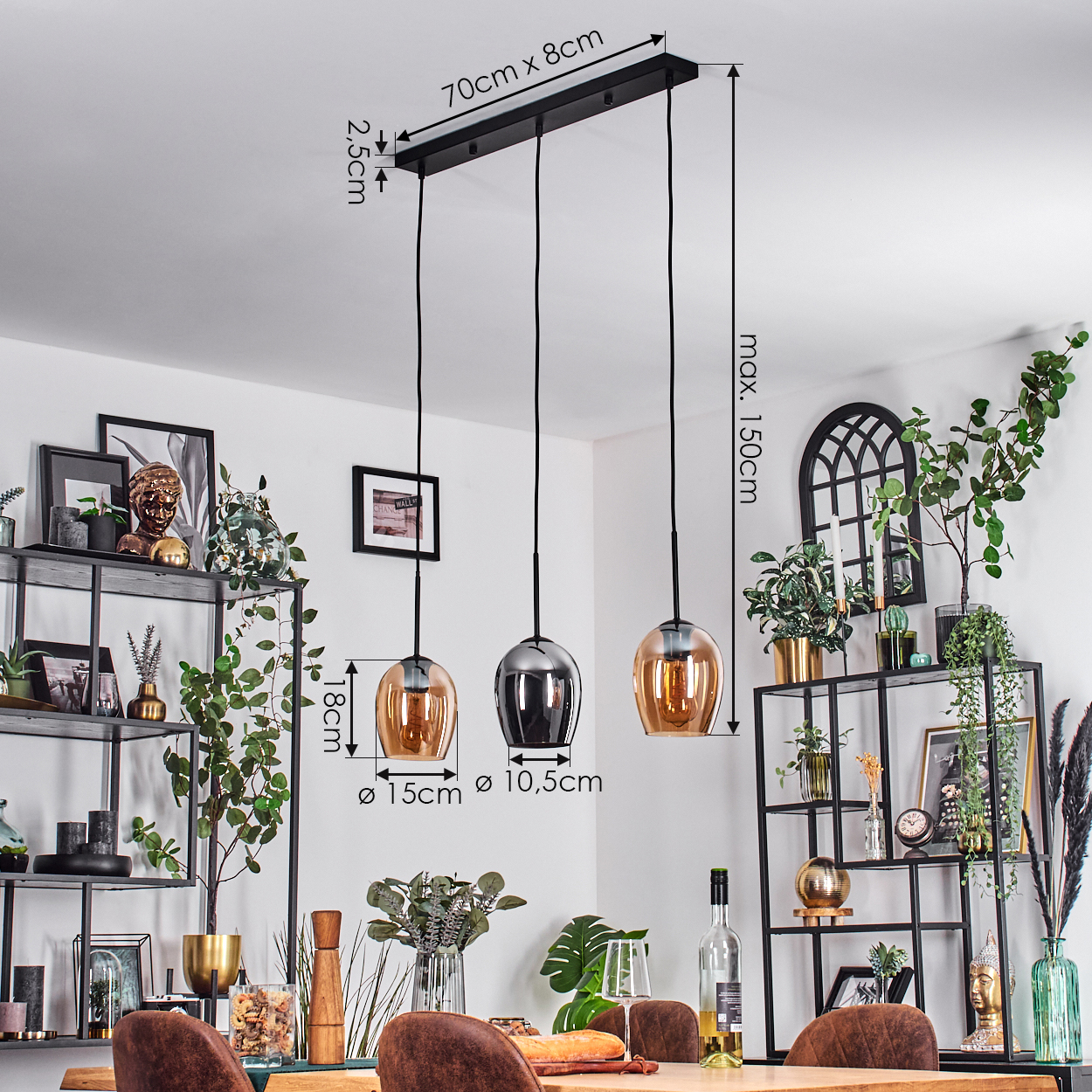 Ein Esszimmer mit drei Pendelleuchten. Ein Tisch ist gedeckt. Regale mit Dekor sind sichtbar. Pflanzen und ein Fensterrahmen fügen Details hinzu.