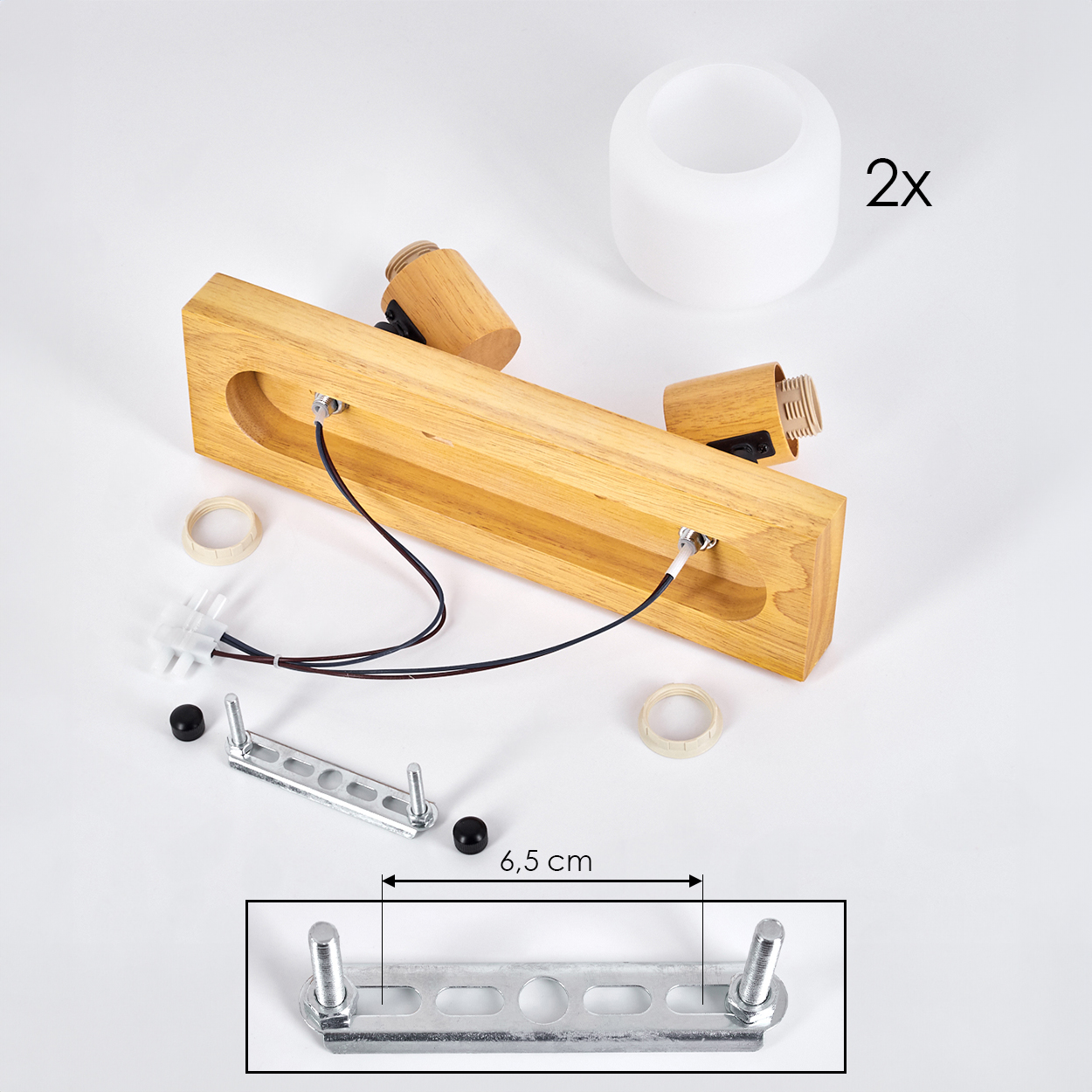 Holzteile der Lampe auf weißem Untergrund. Enthält Holzblock, zwei Leuchten, Glasschirm und Metallhalterung.