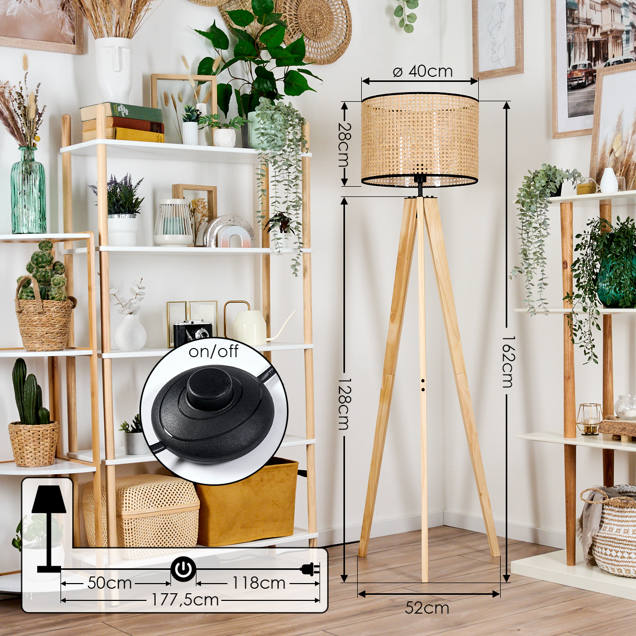 Eine Stehlampe mit gewebtem Lampenschirm und Holzbeinen steht neben einem weißen Regal mit Pflanzen und Dekorationen. Abmessungen werden angezeigt.