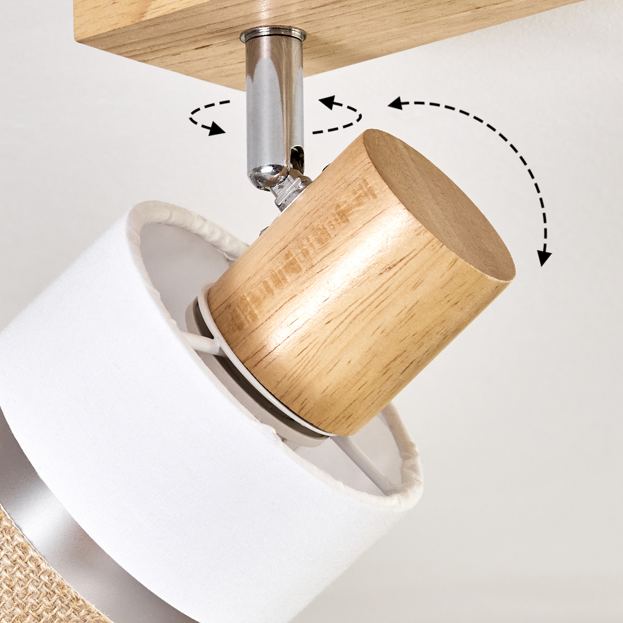 Nahaufnahme einer Holz- und weißen Lampe. Sie ist auf einem Holzblock montiert, mit einem Metallgelenk und Richtungspfeilen.