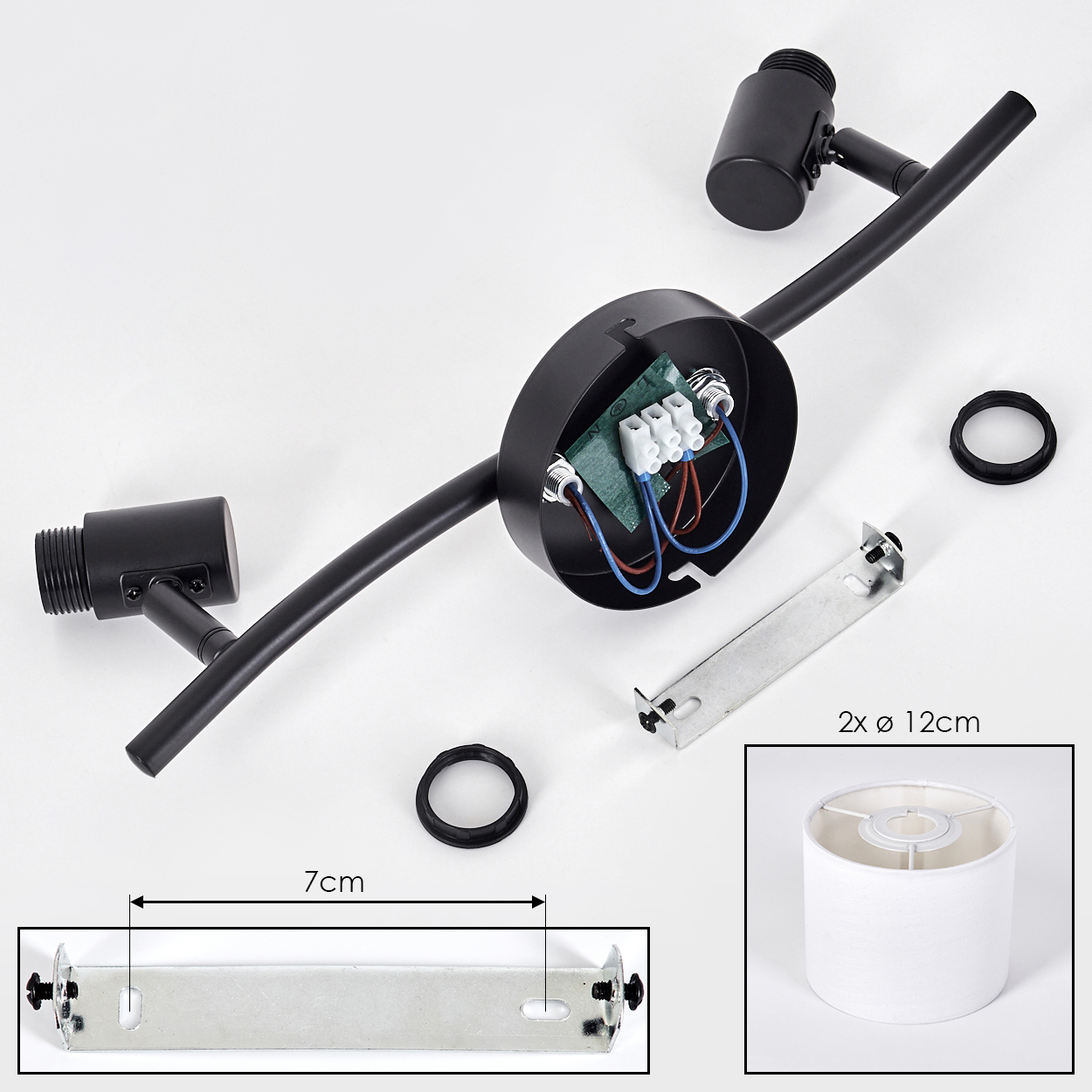 Zerlegte schwarze Lampe mit zwei Strahlern, Halterung, zwei Ringen und Lampenschirm auf weißem Grund. Maße sind angegeben.