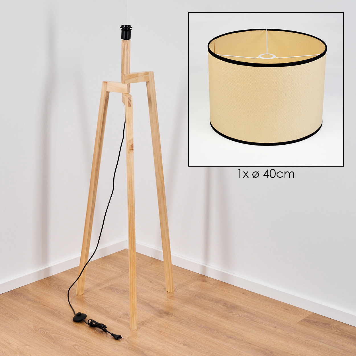 Holz-Stativlampe mit beigem Lampenschirm. Die Lampe steht auf einem Holzboden. Ein kleiner Einsatz zeigt den Lampenschirm.