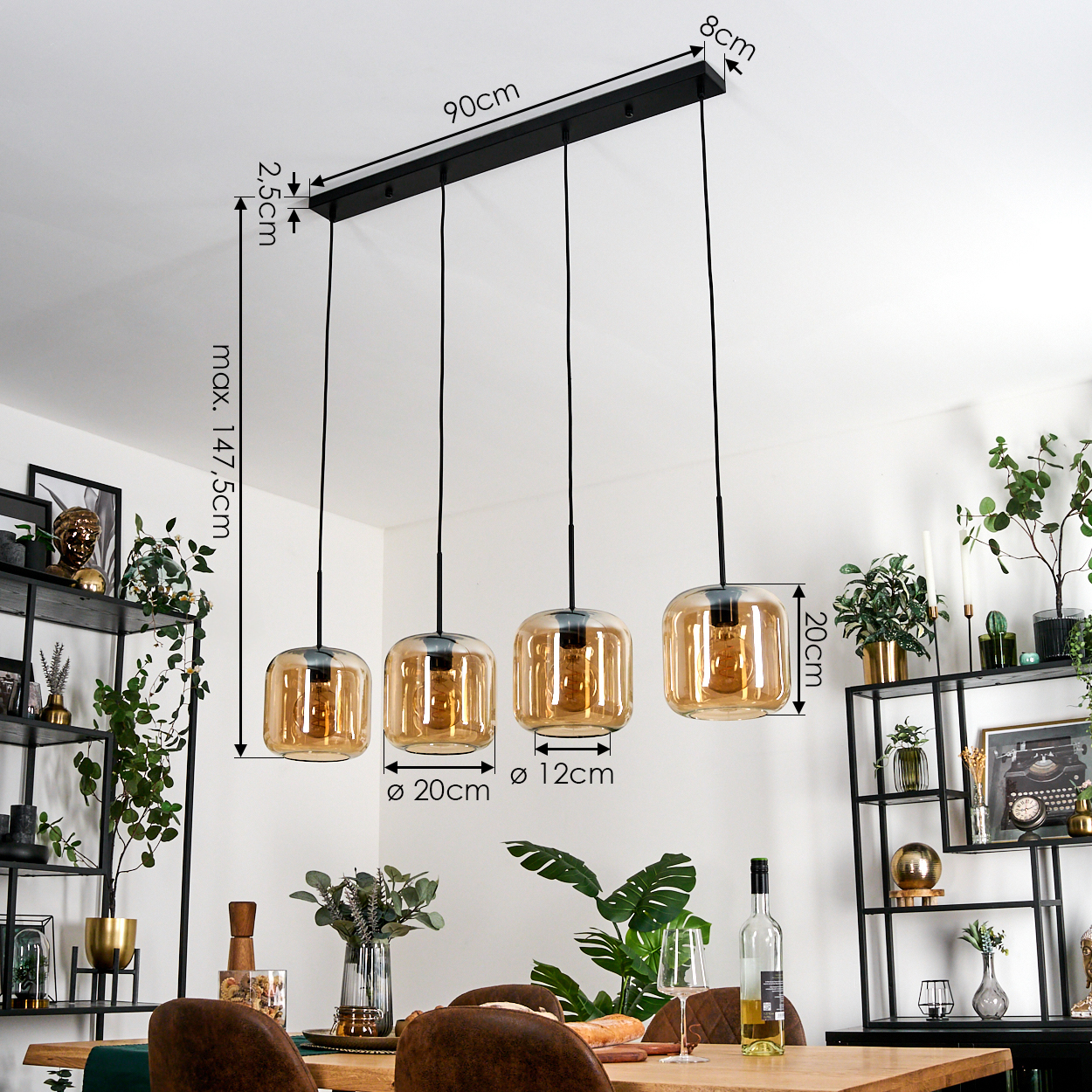 Ein Esszimmer mit Holztisch, vier Pendelleuchten und Dekoration auf Regalen. Maße sind auf dem Bild vermerkt.