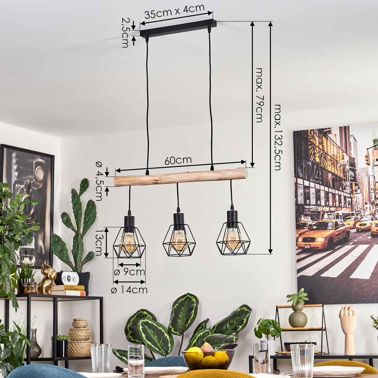 Eine Pendelleuchte mit drei Lampen hängt über einem Esstisch. Im Hintergrund sind ein Stadtstraßenbild und Pflanzen zu sehen.