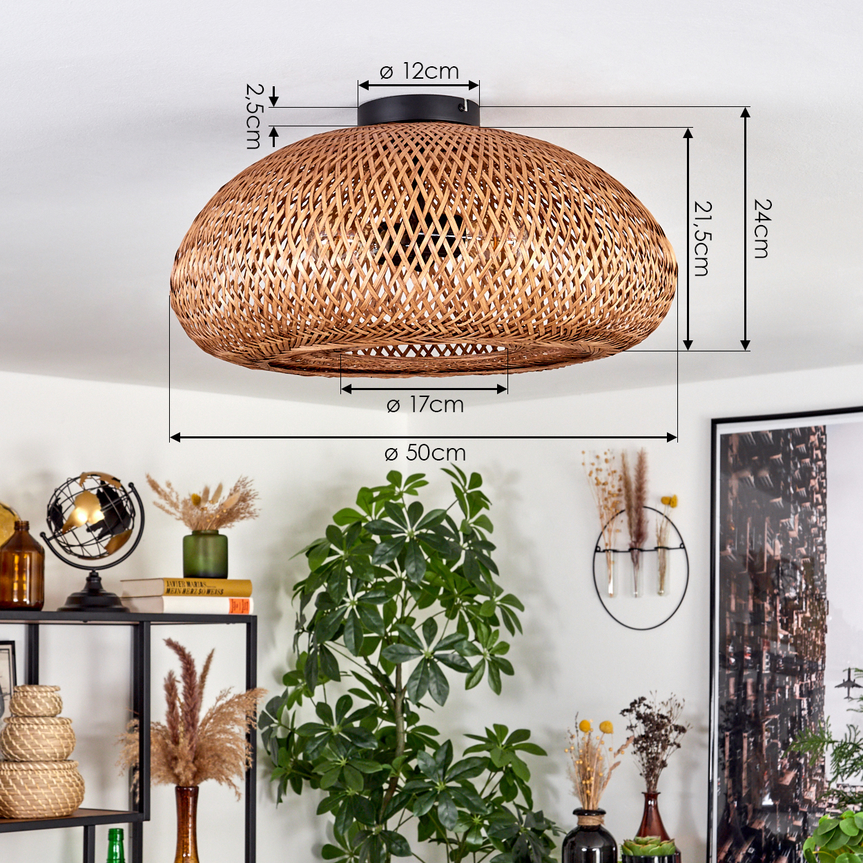 Eine gewebte braune Deckenlampe mit Maßen, Pflanzen und dekorativen Gegenständen im Hintergrund, einschließlich Regal und Kunstwerk.