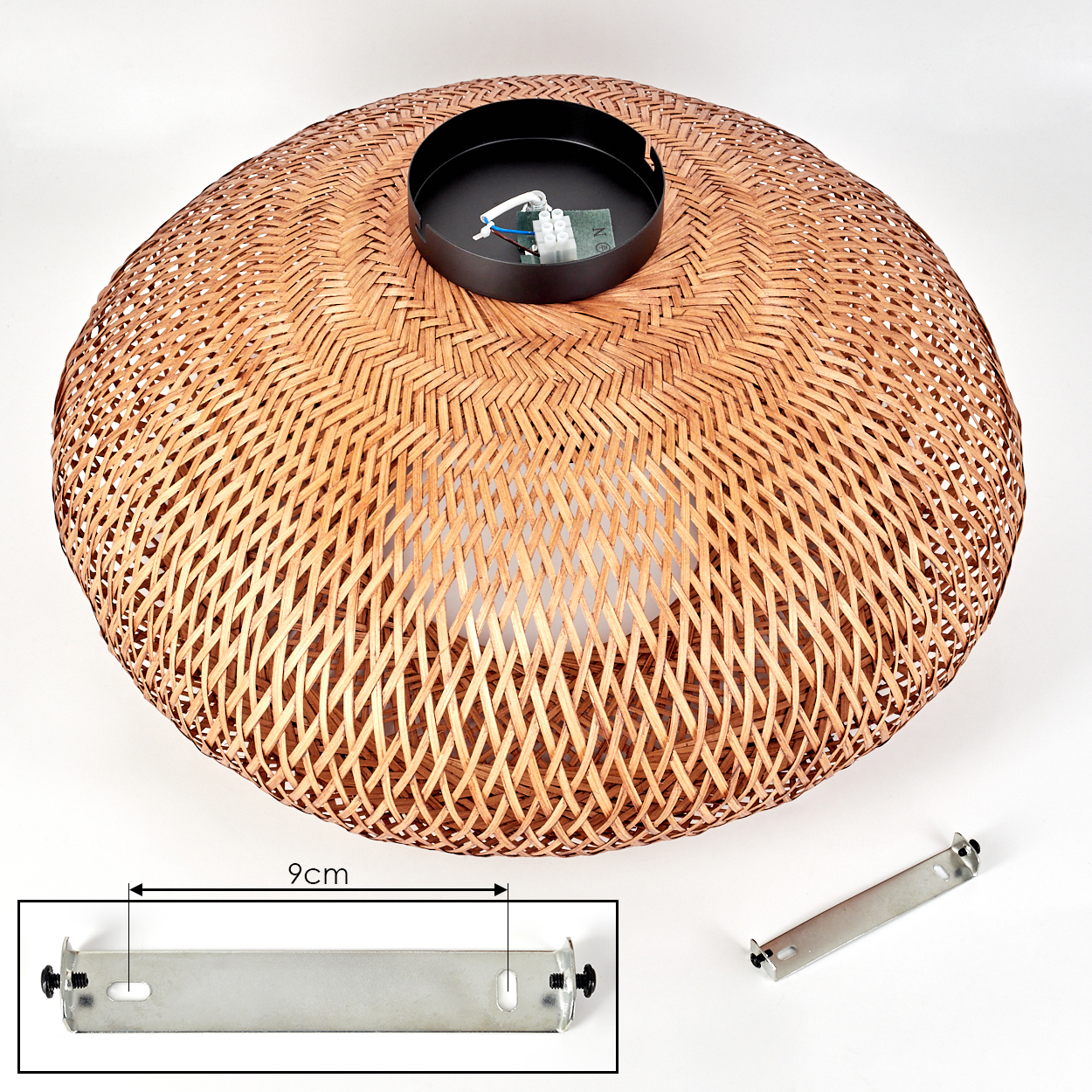 Gewebter brauner Lampenschirm mit schwarzem Metallsockel und Halterung auf weißem Hintergrund. Eine 9cm Messung ist angegeben.
