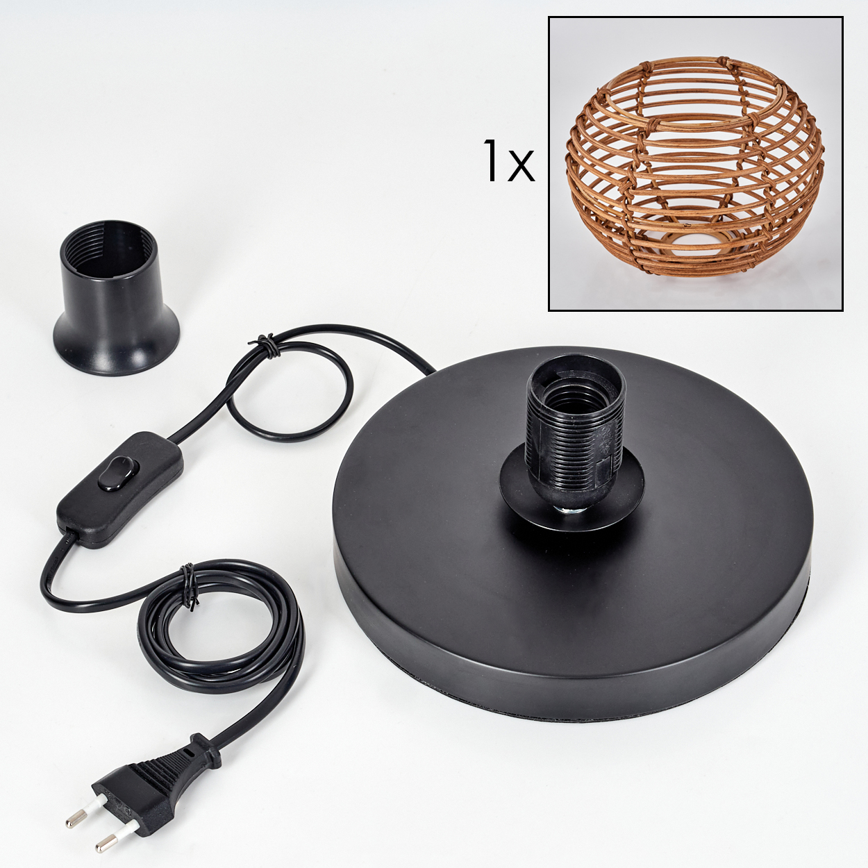 Eine zerlegte Lampe mit schwarzem Sockel, Fassung, Schalter und Stecker. Ein Lampenschirm aus Rattan ist rechts oben abgebildet.