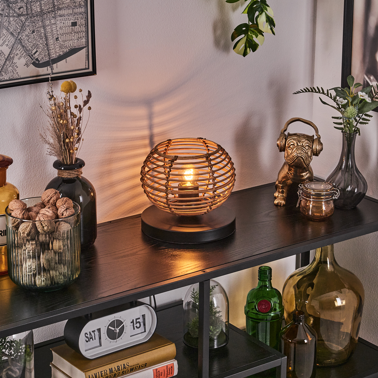 Ein Regal zeigt Dekoration: eine Lampe, Vasen mit Blumen, eine Bulldoggenstatue, eine Uhr und Gläser mit Nüssen und Pflanzen.