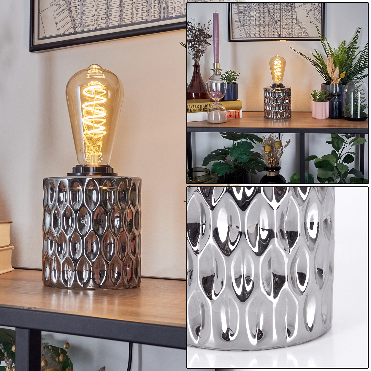 Eine dekorative Lampe mit Glühbirne und silbernem Sockel. Dahinter stehen verschiedene Pflanzen und Dekorationsartikel auf den Regalen.