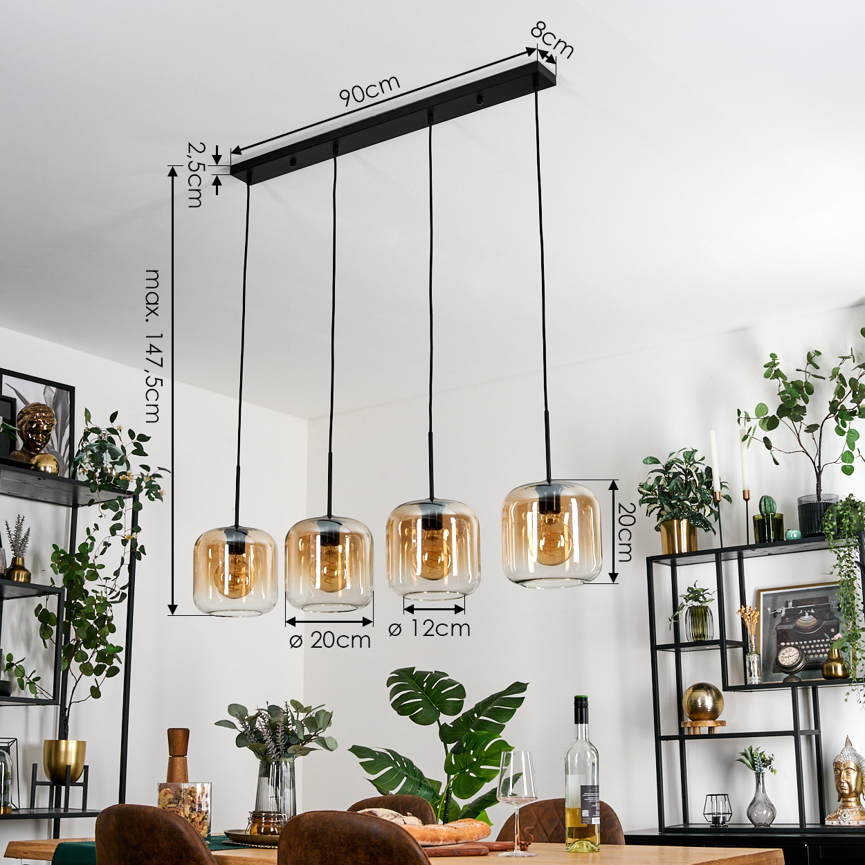 Ein modernes Esszimmer mit einer schwarzen Pendelleuchte. Es gibt vier Glaslampen, einen Esstisch, Pflanzen und Dekorationsgegenstände.
