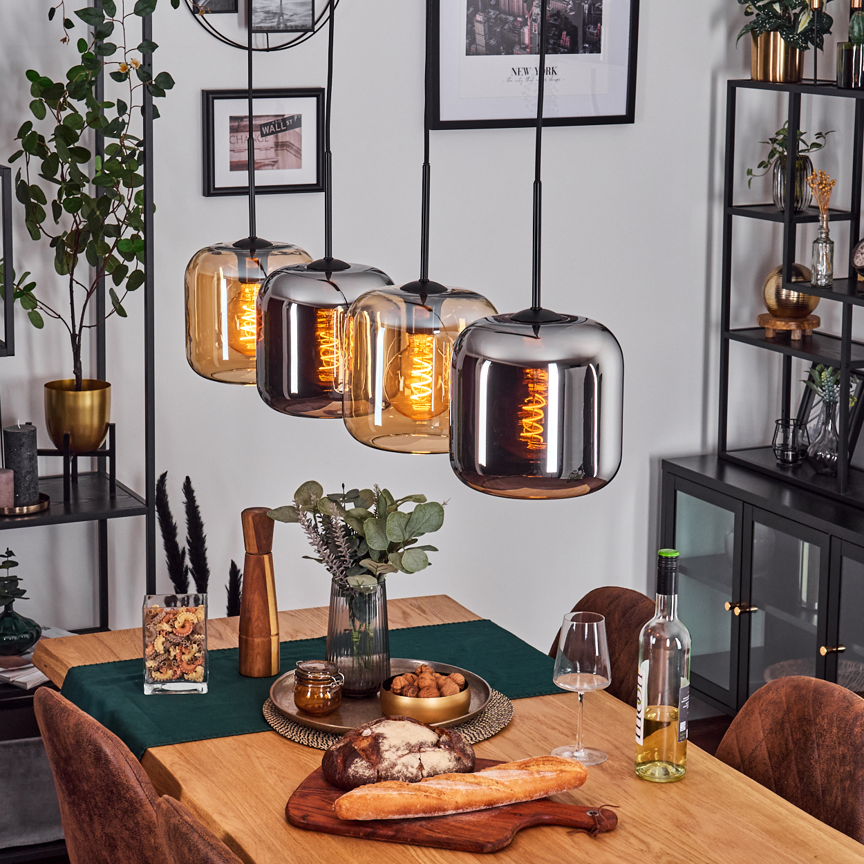 Essszene: Lampen, Tisch mit Essen, Wein. Hintergrund: Regale mit Pflanzen und einem New York Bild.