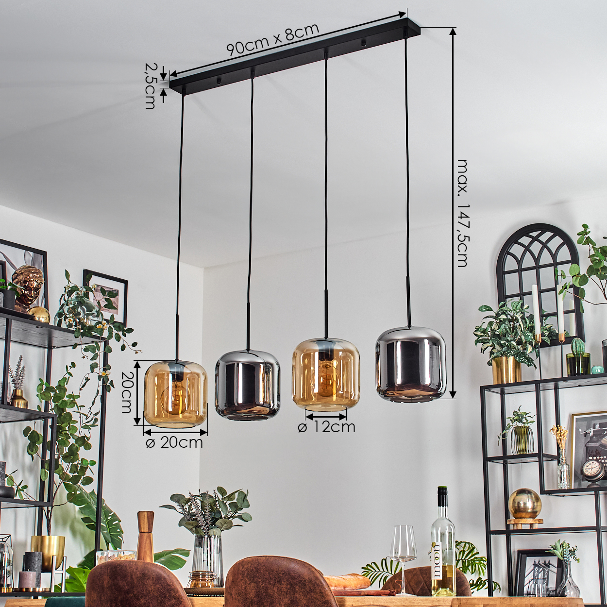 Ein modernes Esszimmer mit einem schwarzen Metallregal mit Pflanzen und Dekorationen. Vier Pendelleuchten hängen über dem Tisch.
