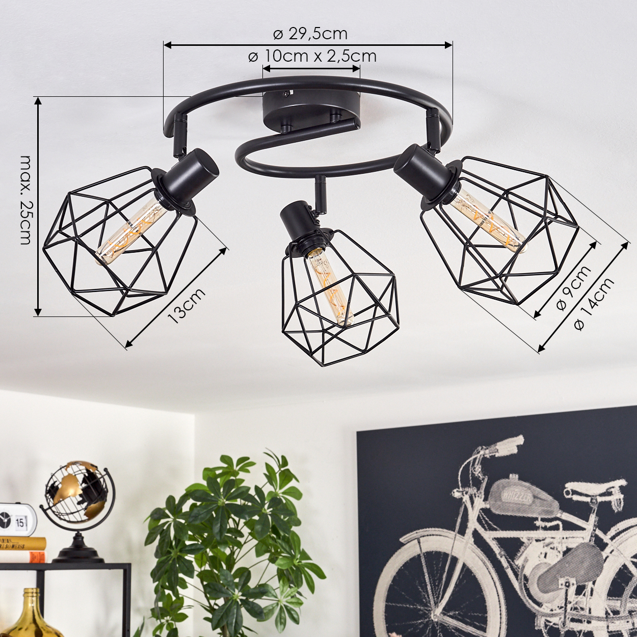 Schwarze Deckenleuchte mit drei geometrischen Lampen. Abmessungen sind angegeben. Im Hintergrund ein Gemälde eines Motorrads.