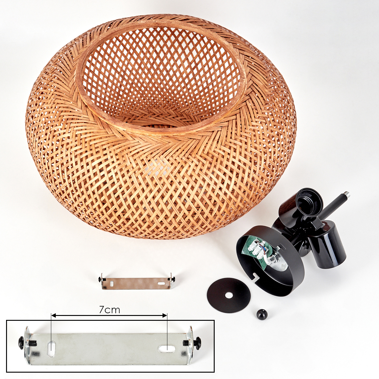 Ein Lampenschirm aus geflochtenem Rattan mit Komponenten: schwarze Leuchte, Montagehalterung (7 cm) und Schrauben, alles auf weißem Untergrund.