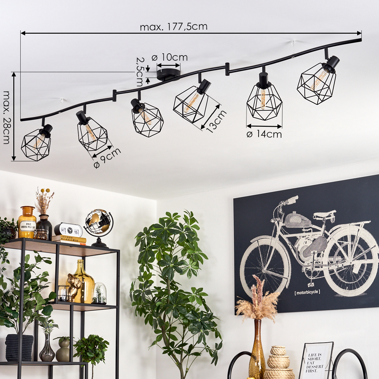 Eine schwarze Deckenleuchte mit sechs geometrischen Lampen. Darunter zeigt ein Regal Dekoration, und eine Wand zeigt ein Fahrradkunstwerk.