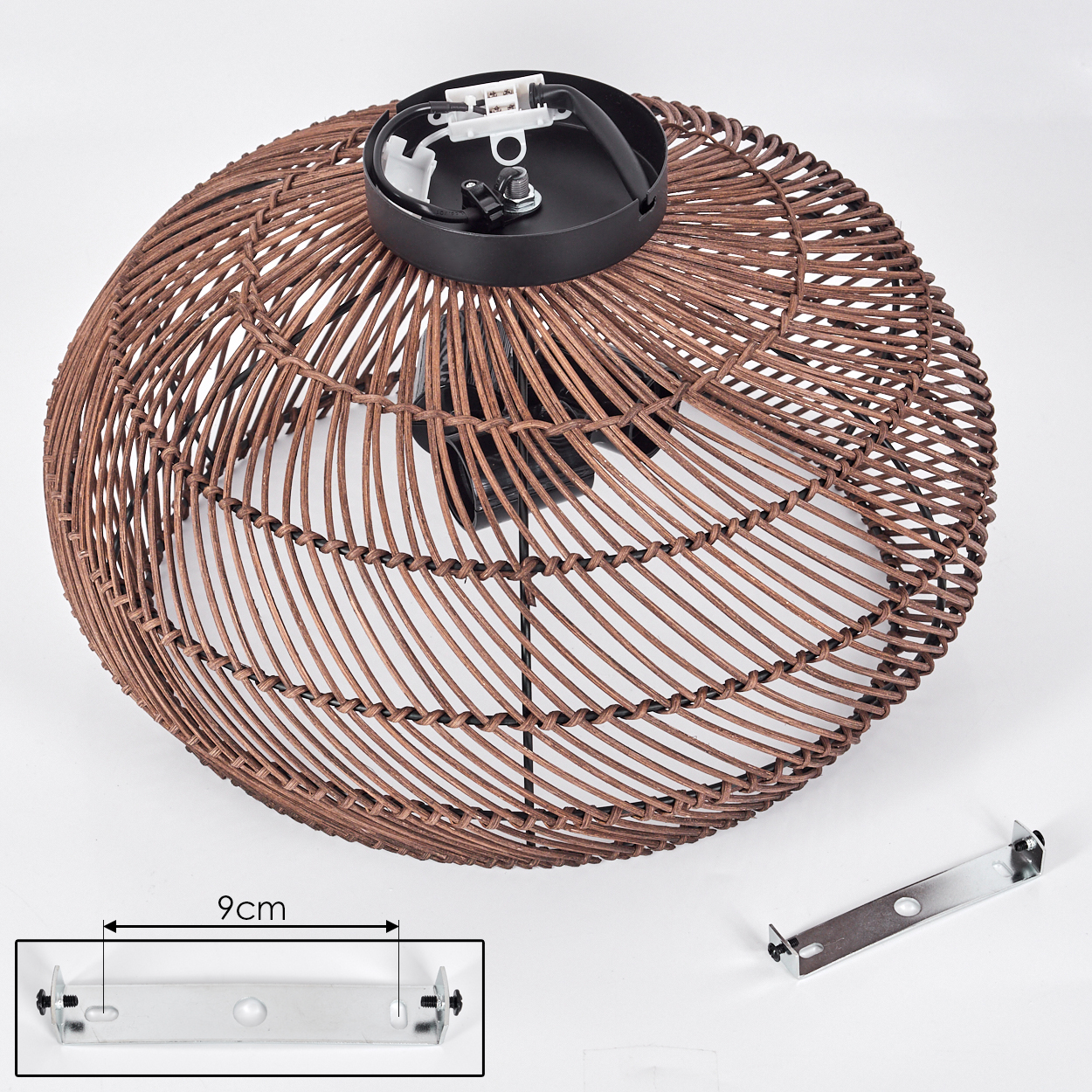 Ein brauner, gewebter Lampenschirm aus Rattan mit schwarzen Komponenten. Eine Metallhalterung und eine kleinere Halterung sind ebenfalls vorhanden.