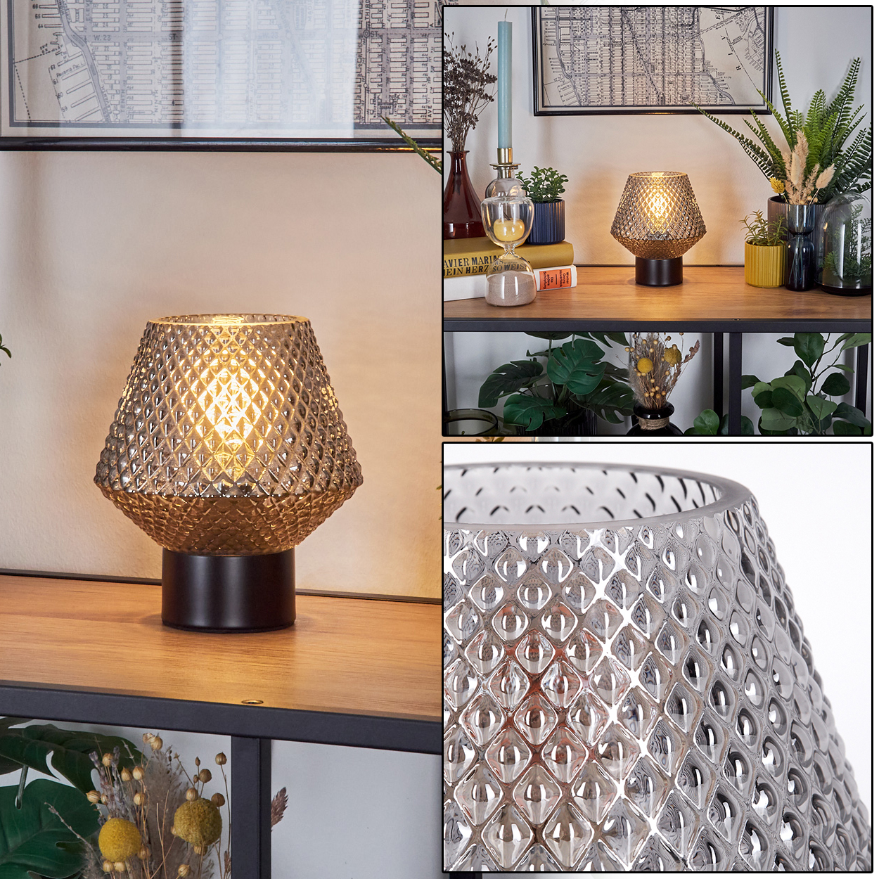 Eine dekorative Lampe mit gemustertem Glasschirm steht auf einem Holzregal. Weitere Dekorationen wie Pflanzen und Kerzen sind sichtbar.