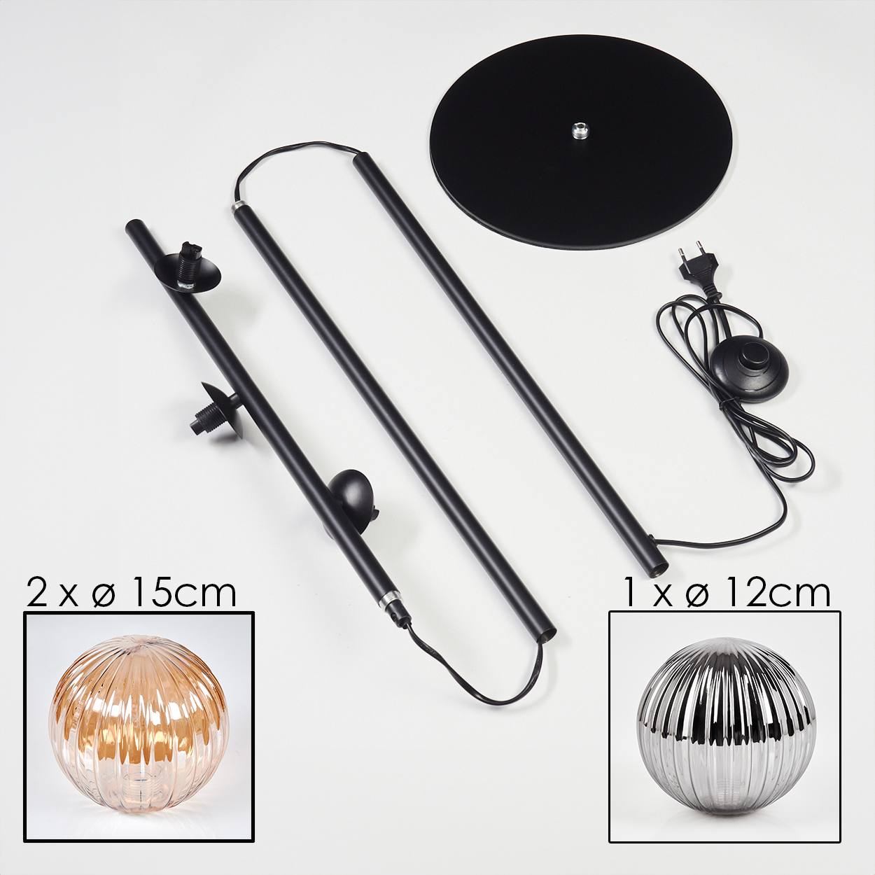 Zerlegte schwarze Stehlampe mit zwei Glasschirmen, einer bernsteinfarben, einer silberfarben. Enthält Sockel, Stangenteile und Verkabelung.