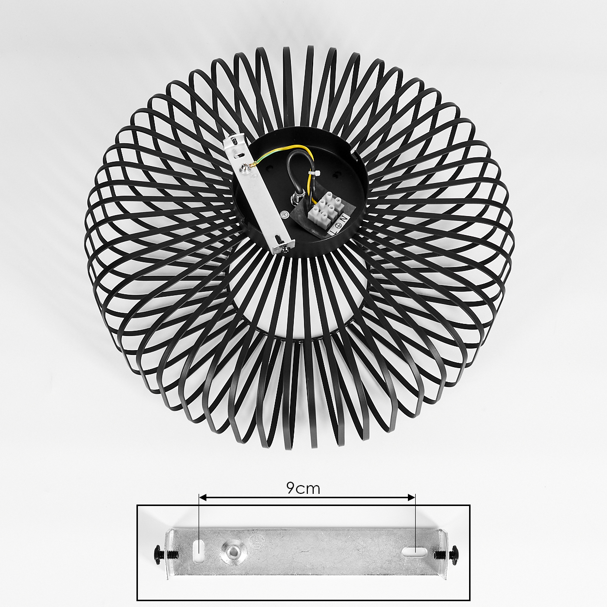 Schwarze Metall-Deckenleuchte mit Spiraldesign. Eine 9 cm lange Metallhalterung wird gezeigt. Drähte und Anschlüsse sind sichtbar.