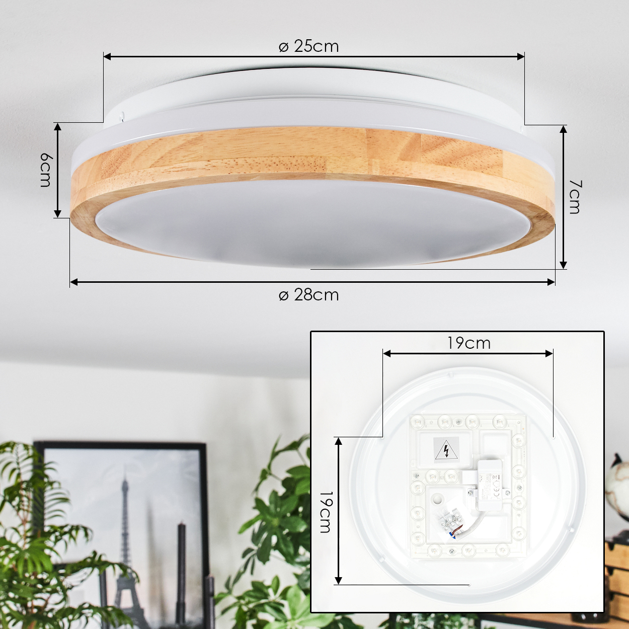Eine Deckenlampe mit Holzrahmen, Maße beschriftet. Der Einsatz zeigt die inneren Komponenten der Lampe. Hintergrund: Pflanzen und Kunst.
