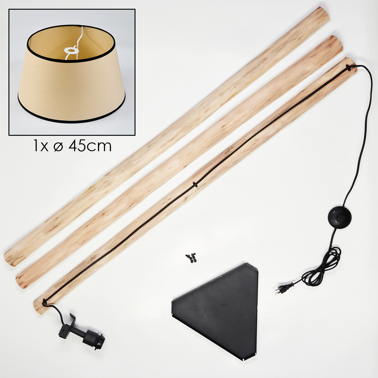 Teile einer Lampe: beiger Lampenschirm, Holzstangen, schwarzes Kabel, schwarzer Sockel, Schrauben und ein schwarzer Fußschalter, alles auf weißem Grund.