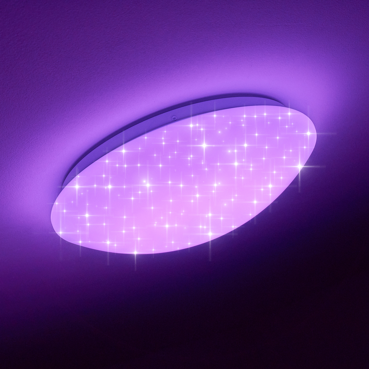 Eine lila Deckenleuchte mit vielen funkelnden Lichtern. Der Hintergrund ist ein Farbverlauf aus Lilatönen.