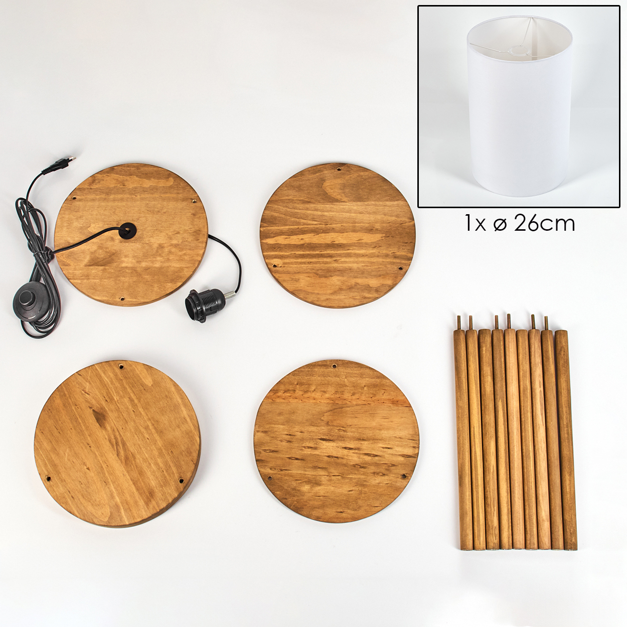 Holzteile einer Lampe: runde Sockel, Beine, Lampenschirm und elektrische Komponenten. Weißer Hintergrund.