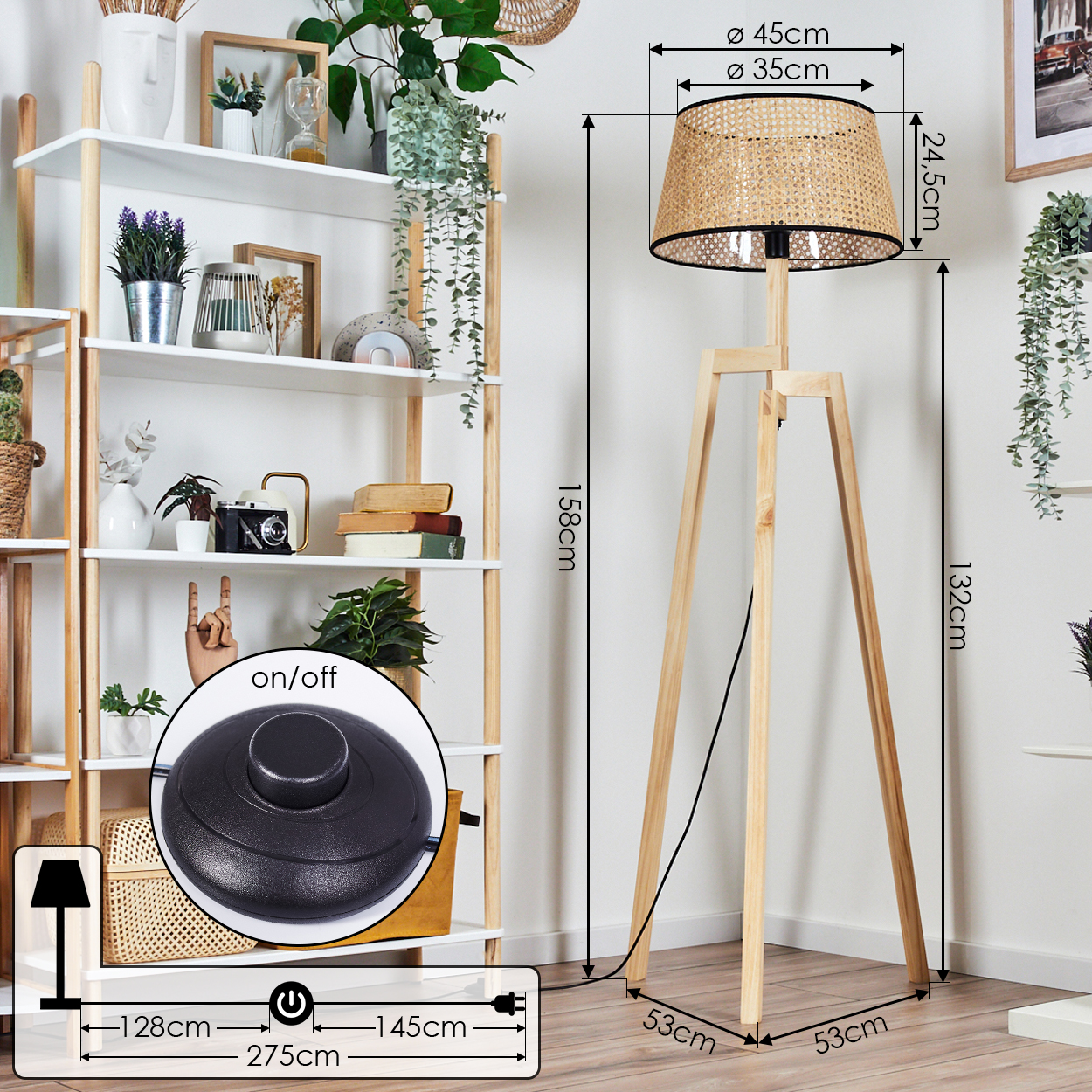 Eine hölzerne Stehlampe mit einem gewebten Lampenschirm steht in einem Raum. Regale mit Pflanzen sind sichtbar. Ein Fußschalter liegt auf dem Boden.