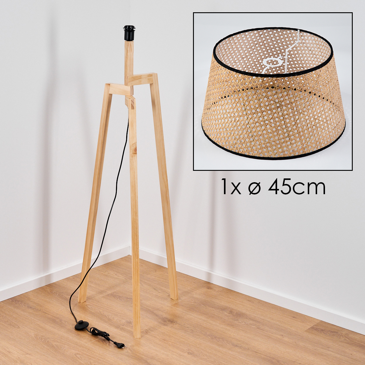 Holz-Stativlampe mit Rattanschatten, schwarzem Kabel und Fußschalter. Ein kleiner Ausschnitt zeigt den Lampenschirm mit Abmessungen.
