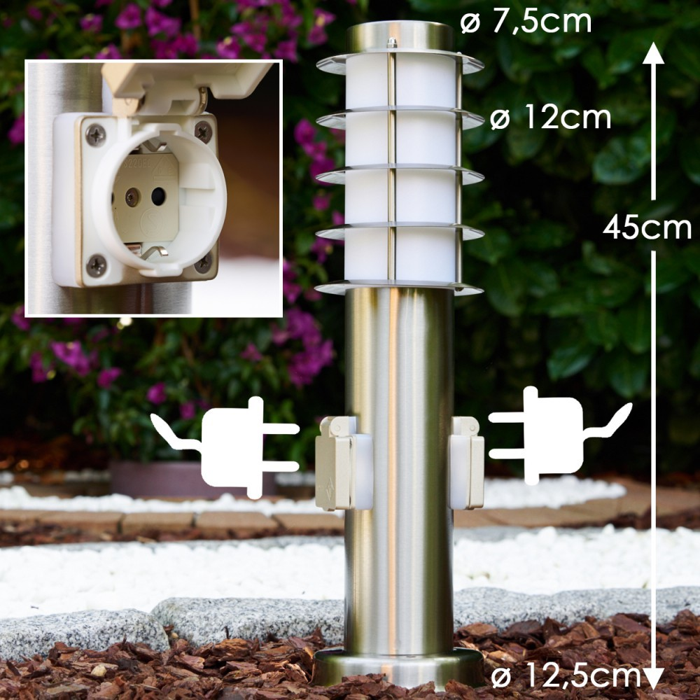 Eine Außenlampe aus Edelstahl mit Steckdose. Eine Nahaufnahme zeigt die offene Steckdose. Abmessungen werden angezeigt. Der Hintergrund ist ein Garten.
