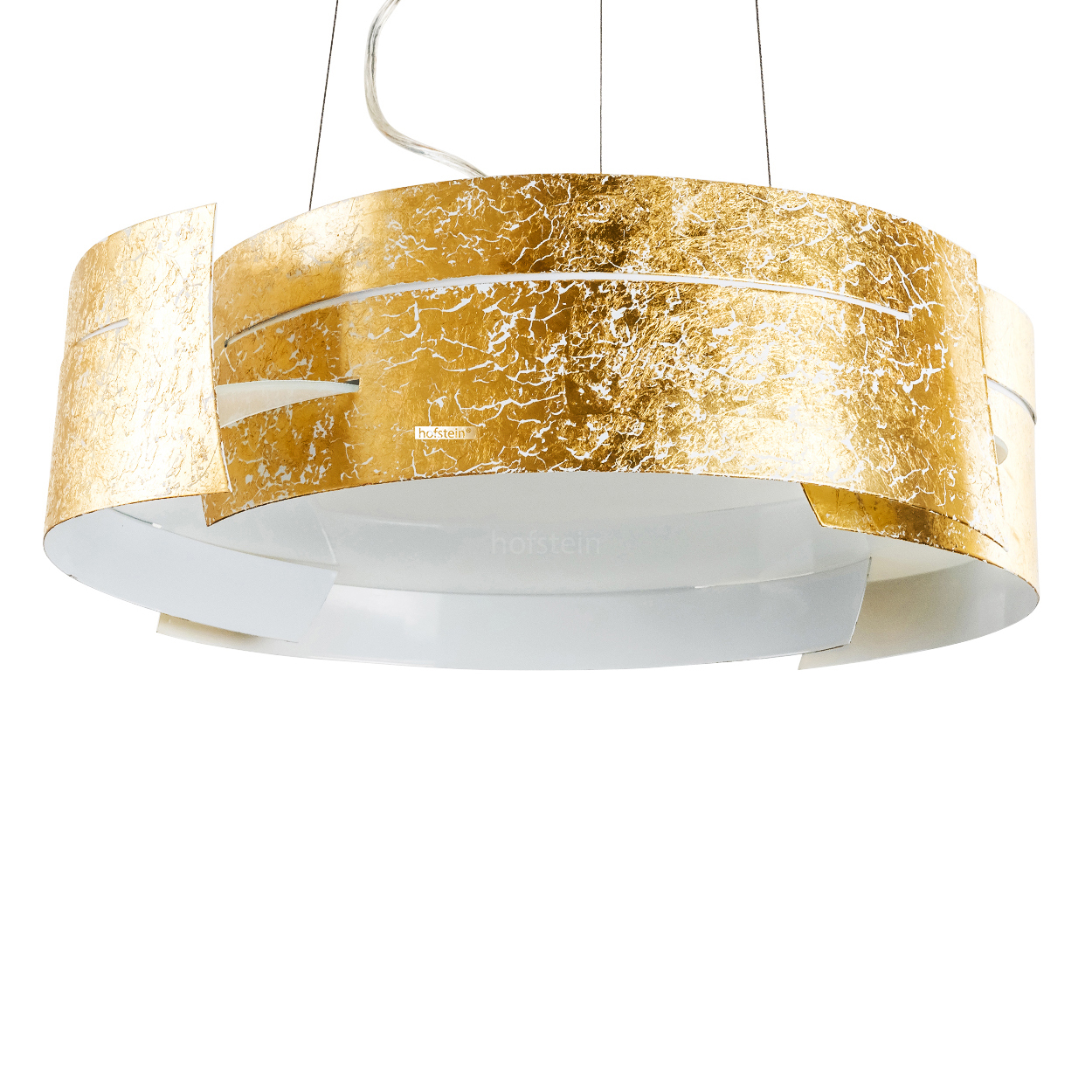 Eine Pendelleuchte aus Goldblatt und Weiß, aus gebogenem Metall. Die Lampe hängt vor weißem Hintergrund von der Decke.
